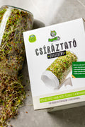 Legeldle csíráztató üvegedény, fehér színű dobozával és egy üveg, amiből ömlenek ki a csírák.