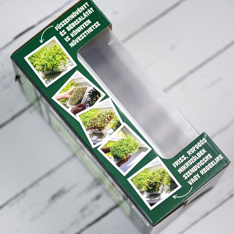 Mikroház műanyag mikrozöld növesztő tálca a dobozában, a doboz oldala látszik.